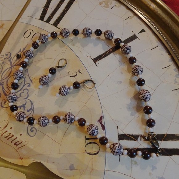 Hand-crafted necklace/earring set in classic Old World cream & brown - Picture 7 of 7